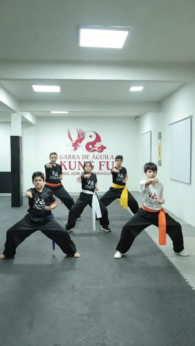 Alumnos en formación ejecutando una técnica con los brazos extendidos